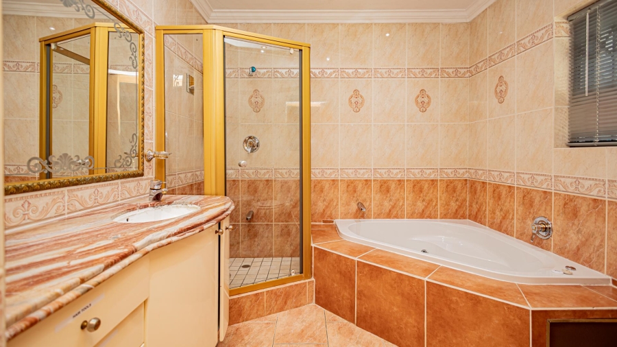 7 Bedroom Property for Sale in Plattekloof Western Cape
